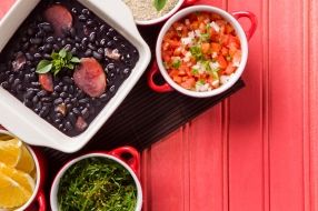 Aprenda deixar sua feijoada mais "light" com 6 dicas simples e práticas