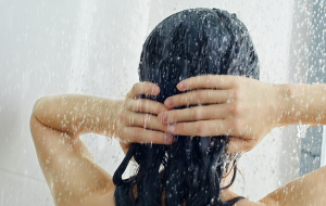 Saiba o que é shampoo low poo e como aproveitar seus benefícios