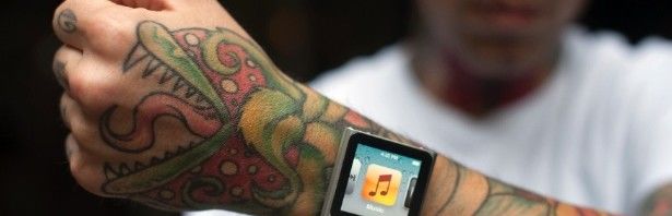 Tatuador americano implanta parafusos com imãs no braço para usar iPod  