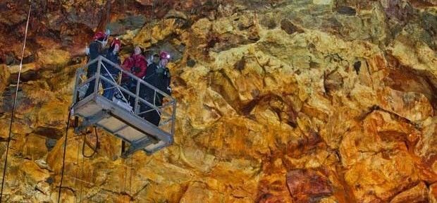 Gôndola leva turistas para conhecer interior de Vulcão na Islândia