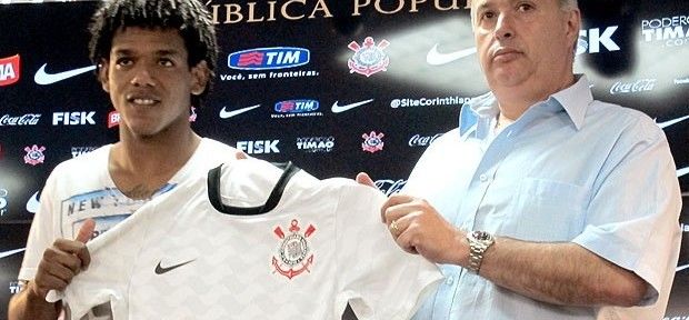 Romarinho se apresenta no Corinthians e já pensa na libertadores