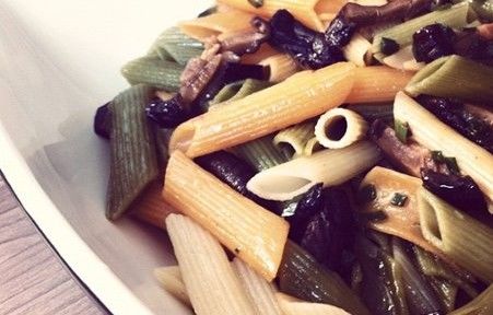 Penne com alho negro e Shiitake