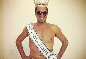 Latino posa com faixa e coroa de miss de sua noiva