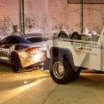 O carro de Justin Bieber é guinchado enquanto fazia show