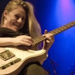 Uma Jovem Guitarrista impressiona pelo seu talento