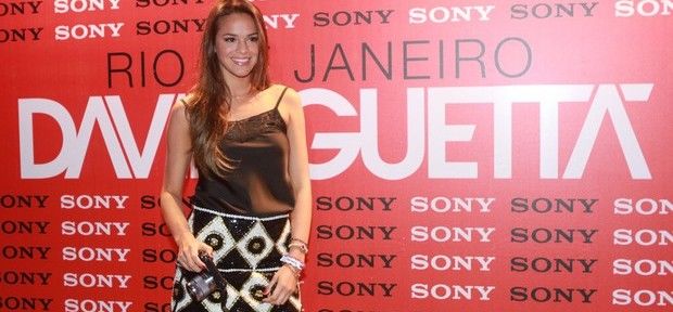 Bruna Marquezine esclarece o uso de aliança de compromisso 