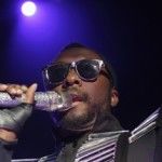 Will.i.am pede orações por vítimas da tragédia em Santa Maria