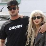 Lady Gaga e Taylor Kinney irão se casar em julho, segundo amiga da cantora