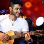 Gusttavo Lima faz viagem a Paris 