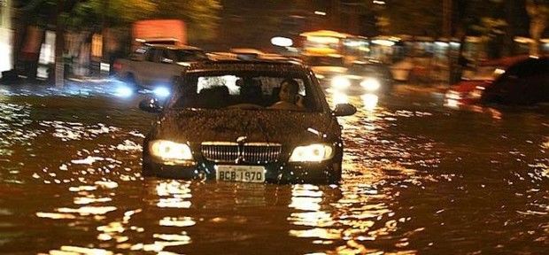 Dicas de como atravessar de carro os alagamentos na cidade