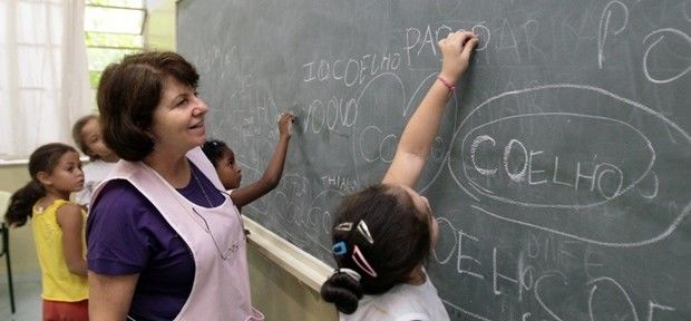 Educação no Brasil evolui, mas permanece nas últimas posições em ranking 
