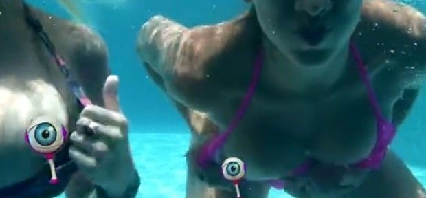 Clara mostra os seios para câmera da piscina; Sister já havia tomado banho pelada