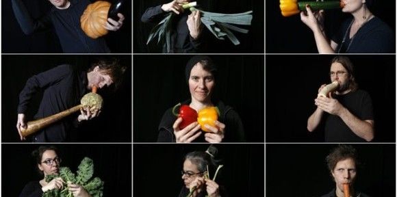 Orquestra sinfônica se apresenta com instrumentos musicais feitos de vegetais