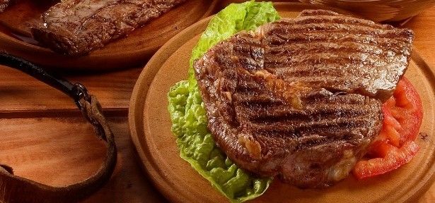 Alimentação saudável: muita proteína animal na meia-idade pode prejudicar tanto quanto cigarro