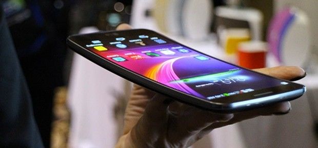 Celular LG G Flex: tela curva é o diferencial do modelo contra concorrentes 'top de linha'