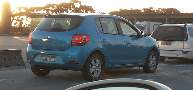 Novo Sandero 2015 é flagrado sem disfarces no Paraná! Veja fotos do carro da Renault