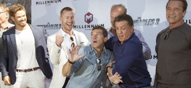 Ao lançar o filme 'Os Mercenários 3', Sylvester Stallone diz: "Somos crianças com artrite"