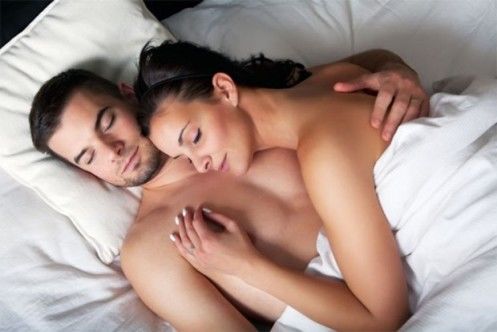 Qualidade de vida e saúde: casais que dormem pelados são mais felizes, diz estudo
