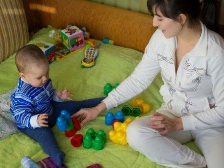 Vai contratar uma babá? Veja cuidados importantes para minimizar riscos